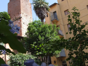 It 's located in the historic center of Pisa on the ground floor of a 17th century building