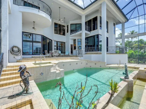Waterfront Stunner: Effortless Elegance in Naples!