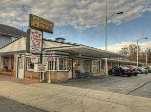 Budget Host Three Crowns Motor Lodge