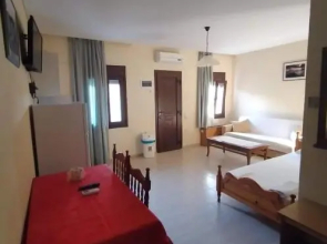 Ta Kalamakia Apartments