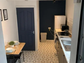 Windsor - Spacious beautiful 4 bdrm maisonette nr Ncle free wifi free parking