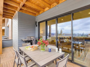 Sleeps 20, 4 Units 10bdr, Hot Tub, Near Old Bend + DT Aerie by Avantstay