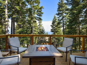 Snowshoe Cabin 3 Decks, BBQ & Hot Tub!