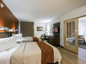 Red Roof Inn PLUS+ Long Island - Garden City