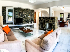 3 Bedroom Villa , With Fantastic sea View, Landscaped Garden Free Wi-fi