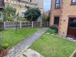 Lovely 3 bed ground floor flat with free parking