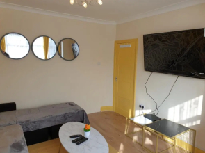 Large 4bed house up to 7beds parking Slough Train Station