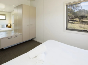 Ecocrackenback 17 'Sustainable, luxurious chalet close to the slopes.'
