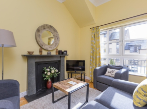 393 Delightful 2 Bedroom Apartment off the Royal Mile With Secure Parking