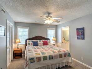 Chic St Simons Townhome w/ Patio + Pool Access!