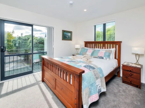 Beautifully Styled 2BR w 2 Carparks & Aircon