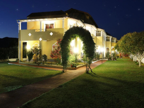 Studio in Corfu, With Pool Access, Enclosed Garden and Wifi