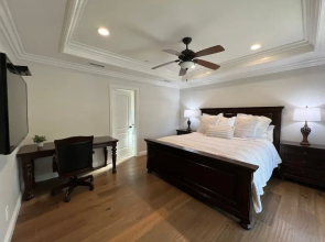 Fantastic 6 bedroom, 4.5 bath home (4 master Suites), pool home