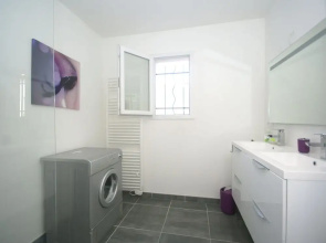 Modern holiday home with private swimming pool, air conditioning and enclosed garden