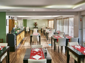 Parque Mourabel, Oasis Village, Pe do Lago