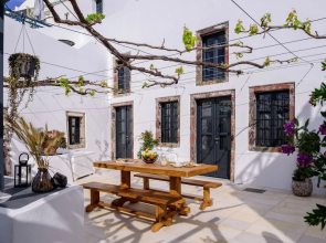 Firalia, Casa In Rock Suites