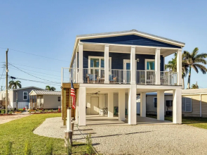 1 Mi to Beach Access: Home w/ Porch in Fort Myers!