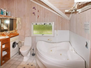 Whirlpool Cottage Oasis-by Traum