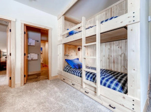 Four-Bedroom Pineview Haus