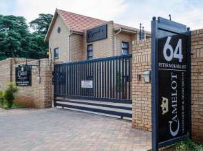 Camelot Guest House & Apartments