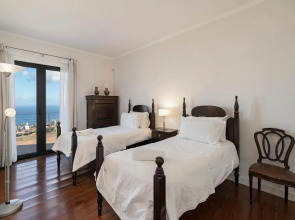 Exquisite Madeira Villa Villa Funchal Luz 5 Bedroom Heated Pool Sea Views Games Room Fu