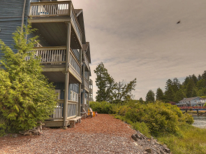 Waters Edge Shoreside Suites