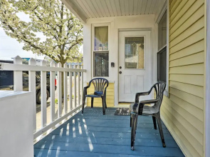 Wildwood Apartment - Porch & Enclosed Sunroom!