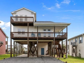 Life Of Sea-renity / 112 Burlington Street 3 Bedroom Home by RedAwning