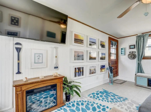 Atlantic Shores Getaway steps from Jax Beach Private House Pet Friendly Near to the Mayo Clinic - UNF - TPC Sawgrass - Convention Center - Shopping Malls - Under 3 Hours from DISNEY