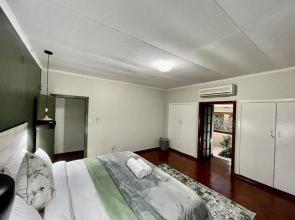 Cozy 3 Bedroom House With Unique Bathrooms - 2084