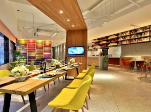 Yiwu Zhixuan Flower Hotel