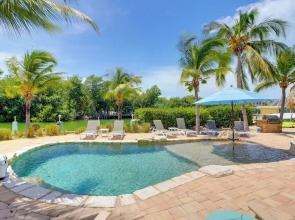 Walk to Beach: Waterfront Home in Marathon!