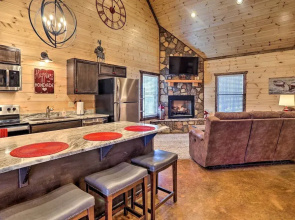 'the Breeze' - Broken Bow Cabin w/ Hot Tub & Deck!