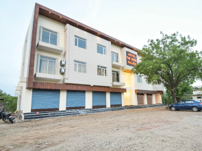 OYO 43971 The Royal Palace