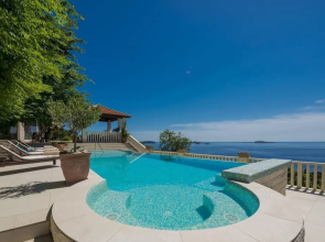 Private Seaside Villa Sleeps 10 With Infinity Pool