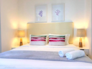 Broadbeach 2 Bedroom FREE WIFI, Netflix & Parking