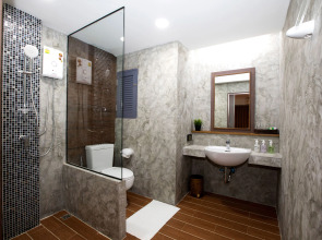 Boutique Poo-Yai Lee