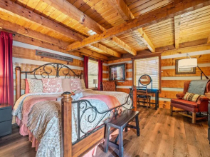 Barenberg Cabin - Secluded Unobstructed Panoramic Smoky Mountains View with Two Master Suites, Loft Game Room, and Hot Tub