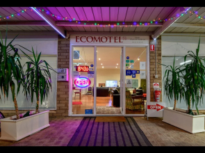 Crossroads Ecomotel