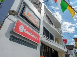 RedDoorz Plus near Pasar Gede Solo