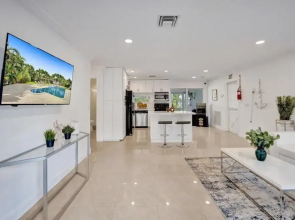 Casa Lago 3 Bedroom Home by Redawning