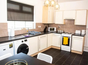 Trafford House - Stylish 3-bed home with private parking