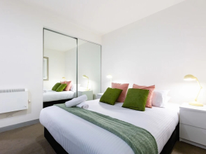 Raphael 2Bdr Carlton Apartment