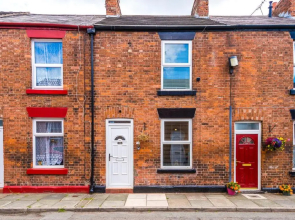 Spacious 2-Bed City-Centre Cottage in Chester by 53 Degrees Property - Ideal for Groups & Couples - Sleeps 6