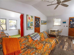Artist Retreat, 2 Bedrooms, Summer Haven, 3 Houses to Beach, Sleeps 7