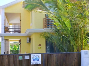 2 bedrooms appartement with shared pool enclosed garden and wifi at Pereybere 1 km away from the beach