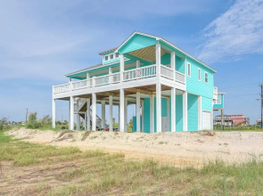 Hot Tub + Bay Views: Beachfront Gilchrist Retreat