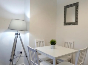 Bright and Modern 4 Person Apartment In City Centre