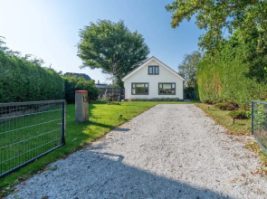 Spacious 6-person Holiday Home Near De Koog