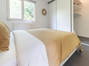 Idyllic Holiday Home in Ooltgensplaat on the Water